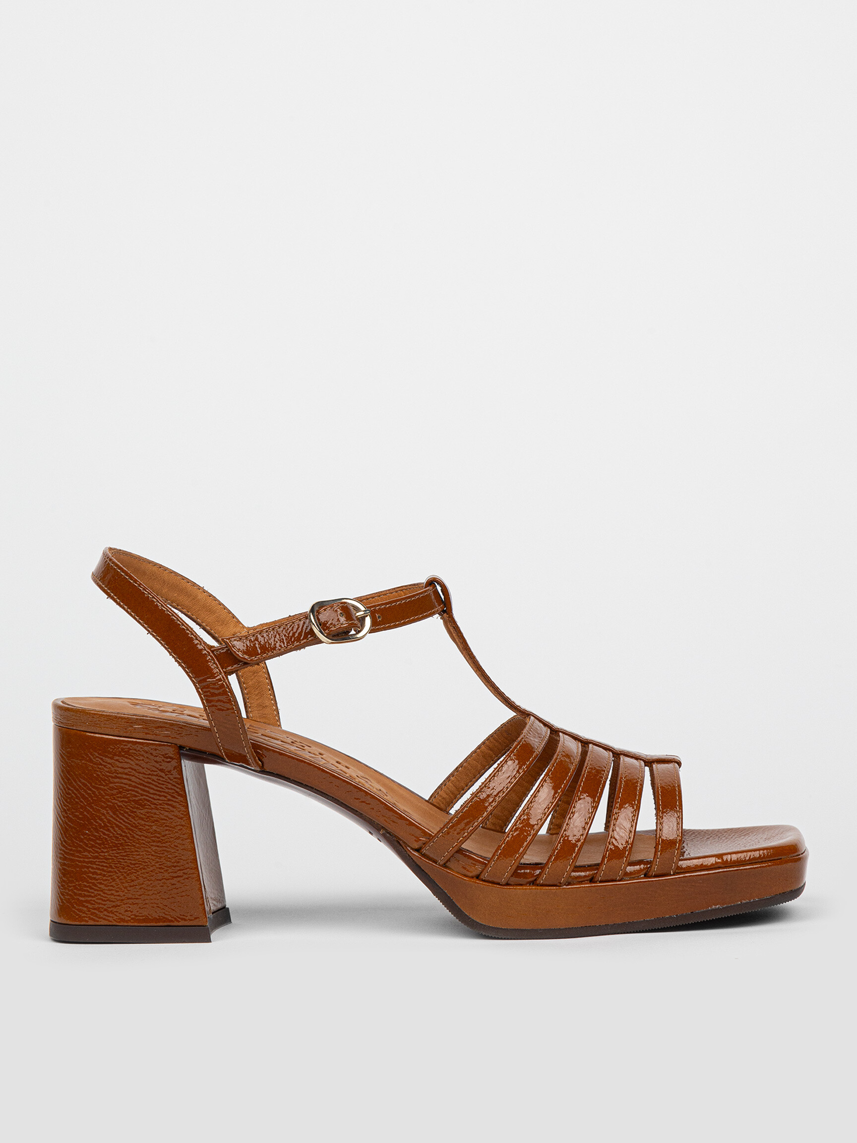 Genial patent leather sandals